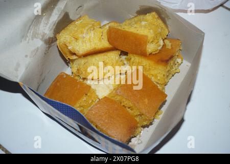 Photo de fromage banane martabak dans une boîte, une collation typiquement indonésienne Banque D'Images