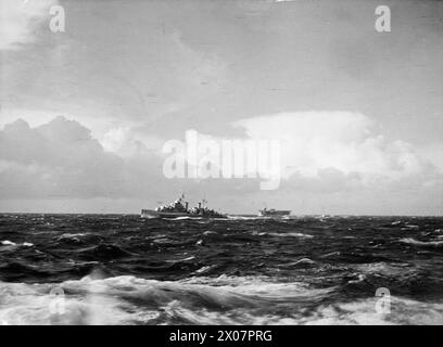 CONVOI BRITANNIQUE EN RUSSIE. LE 1945, À BORD DU PORTE-AVIONS D'ESCORTE BRITANNIQUE HMS CAMPANIA LORS D'UN CONVOI À DESTINATION DE LA RUSSIE LORSQUE LE TEMPS ARCTIQUE ÉTAIT AMER. - HMS DIADEM et HMS TRUMPETER zigzaguant à grande vitesse à travers les eaux infestées de sous-marins de l'Arctic Royal Navy, classe Destroyer, D. Banque D'Images