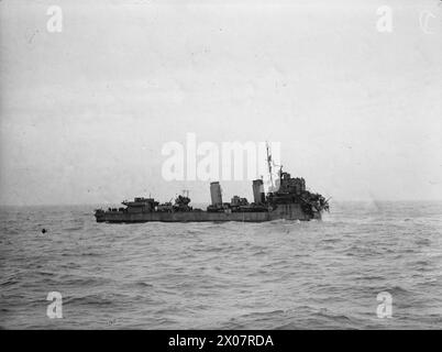 LE DESTROYER HMS EXPRESS EST ENDOMMAGÉ. 1940, À BORD DU HMS KELVIN ALORS QU'IL ALLAIT À L'AIDE DU DESTROYER ENDOMMAGÉ ET A PRIS À BORD DES SURVIVANTS. - HMS EXPRESS, montrant les dégâts considérables qu'elle a subis Royal Navy, HMS Express, Torpedo Boat Destroyer, (1896) Banque D'Images