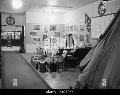 Le Service territorial auxiliaire organise une exposition de recrutement au grand magasin Selfridges sur Oxford Street, à Londres, promouvant l'enrôlement des femmes dans l'armée britannique. Banque D'Images