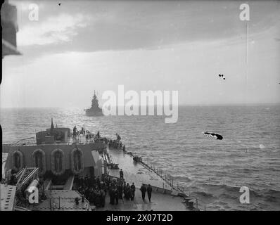 DÉMINAGE. OCTOBRE 1940, À BORD DU CUIRASSÉ HMS RODNEY. CHAQUE FOIS QUE DES AVIONS ENNEMIS AVAIENT ÉTÉ DANS LE VOISINAGE DU MOUILLAGE DE LA FLOTTE PENDANT LA NUIT, IL EST ASSEZ CERTAIN QUE DES MINES ONT ÉTÉ POSÉES ET LES DRAGUEURS DE MINES ONT BEAUCOUP DE TRAVAIL. NELSON et RODNEY en route vers la mer Banque D'Images