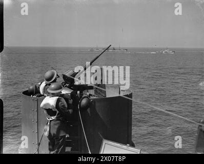 Des artilleurs anti-aériens Oerlikon de 20 mm sur le MV Melbourne Star défendent un convoi à destination de Malte lors d'une accalmie dans les attaques, avec d'autres navires visibles au loin. Banque D'Images