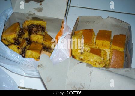 Photo de fromage banane martabak dans une boîte, une collation typiquement indonésienne Banque D'Images