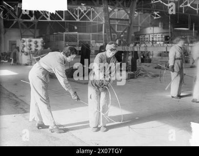 À Southampton, le 13 octobre 1942, des femmes travaillent sur des œillets de résistance tout en fabriquant des filets de défense contre le boom pour la protection navale en temps de guerre. Banque D'Images