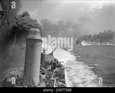 Le 18 mai 1944, le HMS Dido bombarde des cibles ennemies près de Gaeta, en Italie, tandis que l'USS Mackenzie et l'Ordnaux projettent le croiseur avec de la fumée en Méditerranée. Banque D'Images