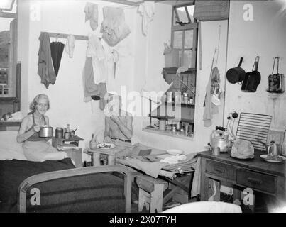 Après la libération en 1945, le camp d'internement civil Stanley à Hong Kong est montré, représentant les conditions de vie de février 1942 à août 1945. Deux internés sont visibles dans une pièce généralement partagée par sept. Banque D'Images