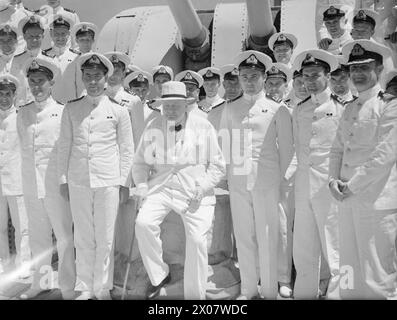 Le 30 mai 1943, M. Churchill a visité le HMS Maidstone à Alger, où il a rencontré des commandants de sous-marins décorés pour leur service sur le front africain. Banque D'Images