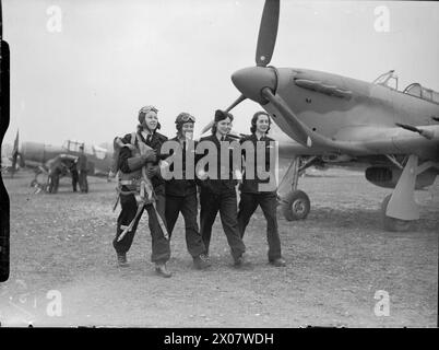 L'AUXILIAIRE DE TRANSPORT AÉRIEN DANS LA SECONDE GUERRE MONDIALE - second officier Jadwiga Piłsudska est une fille du maréchal Józef Piłsudski, le chef de la Pologne d'avant-guerre. Avant la guerre, elle était un pilote de planeur renommé. En septembre 1939, avec sa sœur et sa mère, elle s'enfuit de Wilno occupée par les Soviétiques en Suède, puis en Grande-Bretagne. Pilotes femmes alliées du service auxiliaire du transport aérien. Leur travail est fait, quatre pilotes ATA (trois américaines et une polonaise) quittant un aérodrome près de Maidenhead, le 19 mars 1943. Ils sont de gauche à droite : Roberta Sandoz de Washington ; Kay Van Doozer de Los Angel Banque D'Images