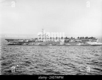 AVEC LE PORTE-FLOTTES LÉGER HMS VENGEANCE. MARS ET AVRIL 1945, EN MÉDITERRANÉE. ACTIVITÉS DES AVIATEURS ET DES NAVIRES JUMEAUX EN MÉDITERRANÉE. - Un porte-avions jumeau HMS VÉNÉRABLE au large des côtes tunisiennes sur le passage de Gibraltar à Malte Banque D'Images