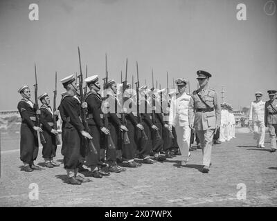 Le 14 mai 1942, le roi George II des Hellènes visite les unités navales grecques dans le port d'Alexandrie et inspecte la Garde d'honneur des Royal Marines grecs avec l'amiral Sakellariou, C-in-C Royal Hellenic Navy. Banque D'Images