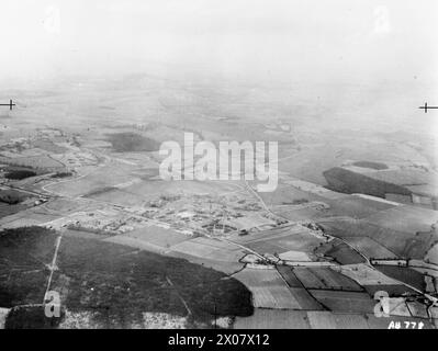 ROYAL AIR FORCE FIGHTER COMMAND, 1939-1945. - Vue aérienne oblique de la RAF Debden, Essex, depuis le sud-est. Des travaux sont en cours pour prolonger la piste principale 09/27 vers l'ouest. Au moment où la photographie a été prise, la station abritait l'aile Debden du Fighter Command, qui pilotait des Supermarines Spitfires. Rowney Wood se trouve au premier plan gauche de la Royal Air Force, 1 unité de camouflage Banque D'Images