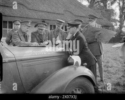 L'ARMÉE BRITANNIQUE AU ROYAUME-UNI 1939-45 - des officiers supérieurs discutent des opérations lors de l'exercice 'Bumper', le 2 octobre 1941. À gauche, le juge-arbitre en chef, le lieutenant-général B l Montgomery, parle au commandant en chef des Forces intérieures, le général Sir Alan Brooke Brooke, Alan Francis, Montgomery, Bernard Law Banque D'Images