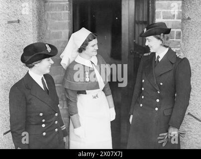 SAR LA DUCHESSE DE KENT, PRÉSIDENTE DU WRNS VISITE DES ÉTABLISSEMENTS NAVALS. 1940. - SAR la duchesse de Kent discutant avec la sœur responsable de la baie des malades à Rosyth Marina, princesse (duchesse de Kent) Banque D'Images