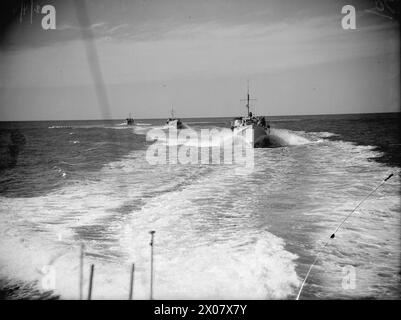 FORCES CÔTIÈRES LÉGÈRES EN MÉDITERRANÉE. LE 2 AVRIL 1943, EN MER AU LARGE D'ALGER, LES CANONS À MOTEUR ET TORPILLEURS, LES PETITS NAVIRES DE LA ROYAL NAVY. - En ligne, VTT patrouille au large des côtes algériennes Banque D'Images