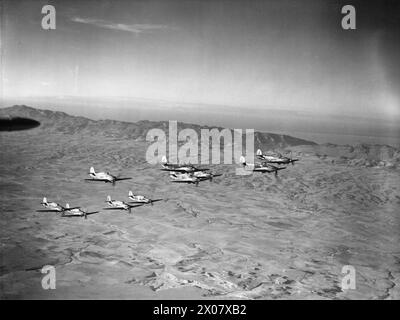 Hawker Hurricane Mark I Aircraft du No. 213 Squadron RAF volent en formation lâche au-dessus de Chypre alors qu'ils sont basés à Nicosie, menant des opérations en Méditerranée de 1940 à 1945. Banque D'Images