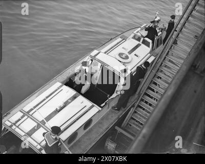 LE COMMANDANT EN CHEF DE LA FLOTTE HOME QUITTE SON POSTE. DÉCEMBRE 1940, À BORD DU NAVIRE AMIRAL, LE HMS NELSON. AMIRAL DE LA FLOTTE SIR CHARLES FORBES, ABANDONNANT SON POSTE DE C DANS C HOME FLEET POUR PRENDRE LE COMMANDEMENT DE C DANS C PLYMOUTH. L'AMIRAL JOHN CRONYN TOVEY SUCCÈDE À L'AMIRAL FORBES. - L'amiral de la flotte Sir Charles Forbes entre dans la barge de l'amiral depuis le navire amiral NELSON Banque D'Images