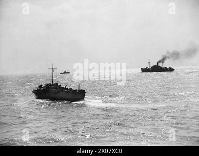 Le 14 avril 1943, un convoi comprenant un Liberty ship américain se rend en Afrique du Nord, escorté par des navires de la Royal Navy et des avions alliés. Un mouilleur de mines a également servi d'escorte et a cherché des sous-marins au large de la côte algérienne en Méditerranée. Banque D'Images