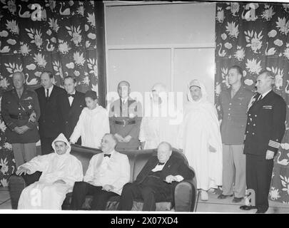 GRANDE CONFÉRENCE STRATÉGIQUE DES ALLIÉS EN AFRIQUE DU NORD : LE PRÉSIDENT ROOSEVELT RENCONTRE M. CHURCHILL. L'UNE DES CONFÉRENCES LES PLUS MARQUANTES DE CETTE GUERRE A COMMENCÉ LE 14 JANVIER 1943 PRÈS DE CASABLANCA, LORSQUE LE PRÉSIDENT ROOSEVELT ET M. CHURCHILL SE SONT RENCONTRÉS POUR ÉTUDIER TOUT LE CHAMP DE LA GUERRE, THÉÂTRE PAR THÉÂTRE. ILS ÉTAIENT ACCOMPAGNÉS PAR LES CHEFS D'ÉTAT-MAJOR DES DEUX PAYS. TOUTES LES RESSOURCES ONT ÉTÉ MOBILISÉES POUR L'EXÉCUTION ACTIVE ET CONCERTÉE DES PLANS DES ALLIÉS POUR LA CAMPAGNE OFFENSIVE DE 1943. M. ROOSEVELT A ENSUITE DÉCRIT LA RÉUNION COMME LA RÉUNION DE "REDDITION INCONDITIONNELLE", PAR LAQUELLE IL ENTENDAIT QUE LE SUR INCONDITIONNEL Banque D'Images