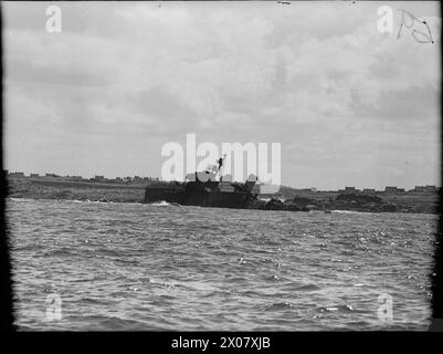 LA ROYAL NAVY PENDANT LA SECONDE GUERRE MONDIALE - le destroyer allemand torpillé Z 32 couché au large des côtes bretonnes. Il a été endommagé et conduit à terre après une poursuite par le destroyer canadien NCSM HAIDA. Plus tard, lorsque l'avion de reconnaissance a signalé qu'il avait une équipe de maintenance qui travaillait sur elle et que ses canons étaient habités, il a été attaqué avec succès et torpillé par les British Motor Torpedo Boats des Light Coastal Forces, dirigés par le lieutenant Tom Cartwright, DSC RNVR qui s'est précipité sous les canons côtiers de l'ennemi pour l'achever au large de la marine allemande (troisième Reich), Z32 Banque D'Images