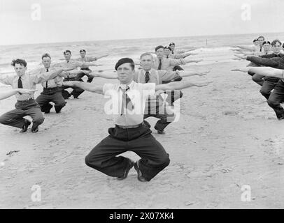 L'ARMÉE DE L'AIR POLONAISE EN GRANDE-BRETAGNE, 1940-1947 - pilotes polonais en formation physique sous la direction d'un instructeur de la RAF au dépôt de l'armée de l'air polonaise, RAF Blackpool, 27 août 1940. Depuis l'effondrement de la France et son traité avec l'Allemagne, diverses unités aériennes d'autres pays alliés combattant avec l'armée de l'air française, ont fait leur chemin vers la Grande-Bretagne. La plupart des escadrons polonais volent maintenant avec la RAF, et ceux qui ne sont pas inclus dans les unités opérationnelles sont en formation dans diverses parties de l'Angleterre Polish Air Force, Royal Air Force, Station, Blackbushe Banque D'Images