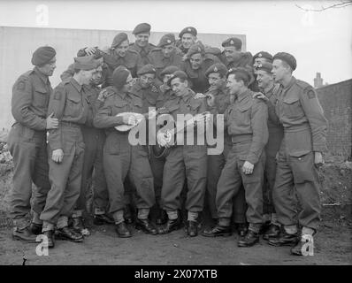 Le 5 janvier 1943, au Royal Marine Depot, Deal, Kent, les Marines C Fawcett et P McCabe divertissent leurs camarades avec une mandoline et une guitare italiennes. Banque D'Images