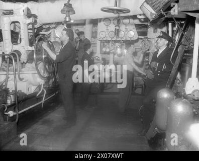 Entre le 22 septembre et le 20 octobre 1942, le HMS Viscount et le HMS Fame, escortant un convoi atlantique, pilotent et coulent deux sous-marins allemands, le Chief Engineer R J E Dunford supervisant le personnel de la salle des machines du HMS Viscount. Banque D'Images