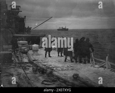 CONVOI EN RUSSIE, AVEC ESCORTE DE CROISEUR BRITANNIQUE SUR LA LIGNE DE VIE ARCTIQUE. DÉCEMBRE 1941, À BORD DU CROISEUR HMS SHEFFIELD. - Parti de torpillage se préparer à `sortir des paravanes' sur le fo`c'sle Banque D'Images