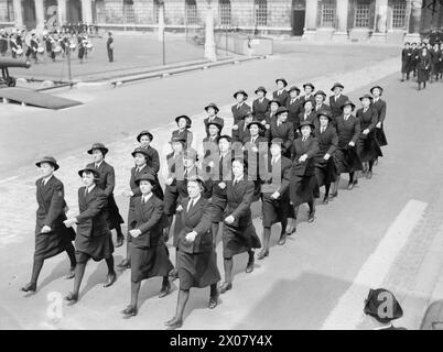 La duchesse de Kent inspecte le Women's Royal Naval Service (WRNS) à Greenwich en 1941, observant une marche passée par le personnel. Banque D'Images