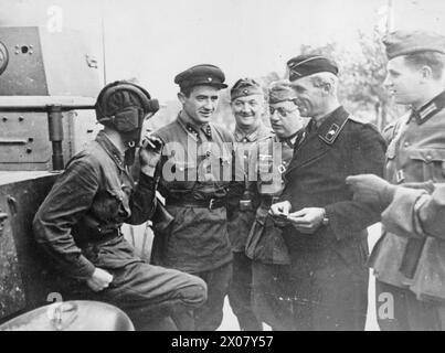 L'INVASION GERMANO-SOVIÉTIQUE DE LA POLOGNE, 1939 - les troupes russes et allemandes ont engagé une conversation amicale avec un véhicule blindé BA-20M soviétique dans la ville capturée de Brześć Litewski (Brest-Litovsk) où elles ont organisé un défilé de victoire conjoint le 22 septembre 1939. Photographie probablement prise le 18 septembre 1939 Armée allemande, Armée rouge Banque D'Images