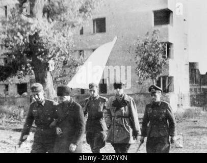 LE SOULÈVEMENT DE VARSOVIE, AOÛT-OCTOBRE 1944 - les yeux bandés des officiers polonais escortés par les Allemands pour négocier les termes de la reddition des Forces armées polonaises à l'Ouest, Armée de l'intérieur (Armia Krajowa), Armée polonaise, Armée allemande Banque D'Images