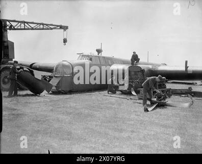 RAF BOMBER COMMAND 1940 - Whitley N1375/DY-N du No 102 Squadron en cours de démantèlement en vue de son transport par route vers une unité de maintenance, suite à des dommages causés par des éclats à son système hydraulique au-dessus de Ludwigshafen, le 20-21 juin 1940 Banque D'Images