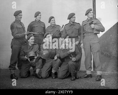 Royal Marines au dépôt Royal Marine à Deal, Kent, le 5 janvier 1943 sont photographiés avec des casques, des baïonnettes et des miroirs de mortier italiens, y compris Sergt G Lees, J Rogers, V Fawcett, P Murphy, H G York, g W Robinson, J Westcomb et J Boyd. Banque D'Images