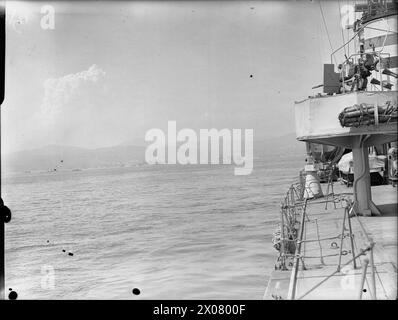 LA ROYAL NAVY PENDANT LA SECONDE GUERRE MONDIALE - navires d'invasion alliés au large des plages du sud de la France. Photographie prise à bord du HMS KIMBERLEY alors que le commandant suprême du Commandement méditerranéen, le général Sir Henry Maitland Wilson et le commandant en chef de la flotte méditerranéenne alliée, l'amiral Sir John Cunningham, observaient la progression des débarquements au large de la côte sud de la France (aucun des hommes n'est visible) Royal Navy, KIMBERLEY (HMS) Banque D'Images