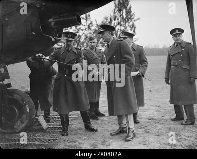 FORCE AÉRIENNE ROYALE : FRANCE 1939-1940. - Le chef d'état-major de l'Air, le maréchal en chef de l'Air Sir Cyril Newall (deuxième à partir de la gauche), inspecte une bataille de Fairey sur un aérodrome en France, accompagné du commodore de l'Air Lord Londonderry (quatrième à partir de la gauche) et du vice-maréchal de l'Air P H l Playfair, officier de l'Air commandant la Force avancée de frappe aérienne (extrême droite) Playfair, Patrick Henry Lyon, Royal Air Force, Advanced Air Striking Force Banque D'Images