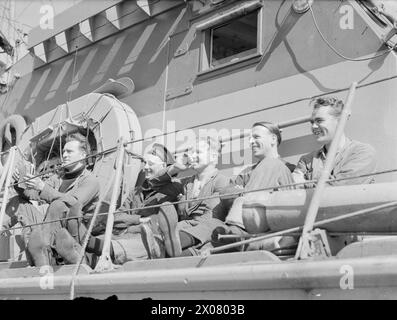 Les 10 et 12 avril 1944 à Portsmouth, les équipages des Motor Gun Boat passent du temps libre entre les tâches de maintenance, profitant du temps printanier. Banque D'Images