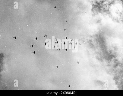 Formation des bombardiers Bristol Blenheim Mark IV de la 270e Escadre RAF escortés par Hawker Hurricanes partant pour un raid sur la Libye en 1939-1943 dans les opérations au moyen-Orient et en Afrique du Nord. Banque D'Images