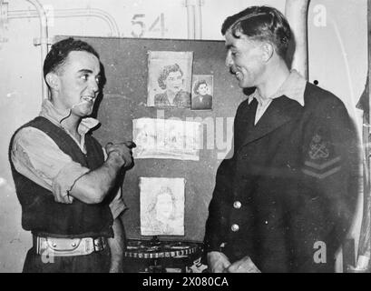 SERVIR CONTRE LES JAPONAIS. AOÛT 1945, PHOTOS ET CARICATURES D'HOMMES À BORD DES NAVIRES DANS LESQUELS ILS SERVENT EN EXTRÊME-ORIENT. - Le matelot Geoffrey Wilkinson souligne ses peintures, à l'huile, du vert du village chez lui à Broomfield près de Chelmsford, Essex. Il est accompagné du quartier-maître tel Bertie Oatley-Willis d'Exmouth, Devon. Ils servent tous les deux dans le HMS INDOMITABLE Banque D'Images