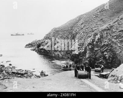 Le HMT Stella Pegasi escortant le navire Pole Star en juillet 1943 tout en transportant des provisions et des provisions aux équipages des phares le long de la côte près du cap Wrath, avec du pétrole acheminé jusqu'à l'entrepôt. Banque D'Images
