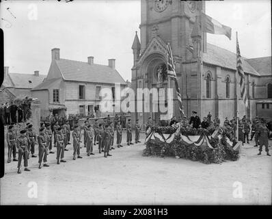 Le 14 juillet 1944 à Arromanches, des représentants de la Royal Navy, de l'armée britannique et de l'armée de l'air ont assisté à une cérémonie du Bastille Day avec une garde d'honneur fournie par les Royal Marines ; le capitaine H Hickling, DSO, RN, a prononcé un discours. Banque D'Images