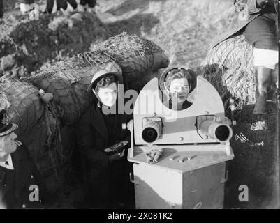 LA ROYAL NAVY PENDANT LA SECONDE GUERRE MONDIALE - regardant vers le bas dans une fosse de canon montrant les muselières des canons antiaériens Lewis jumelés de 0,303 pouces tenus par Wrens à Felixstowe Royal Navy, Women's Royal Naval Service Banque D'Images