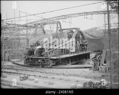 BRITAIN'S COASTAL DEFENCES 1939-45 - 'Pooh', le deuxième de deux canons de 14 pouces mis en place à St Margaret's, près de Douvres, le 10 mars 1941. Le premier canon, nommé « Winnie », était en place en août 1940 et « Pooh » suivit en février 1941. Tous deux provenaient du stock de réserve de canons pour la classe de cuirassés King George V et étaient montés sur des barbettes navales modifiées. Pilotés par des artilleurs de la Royal Marine, ils sont principalement employés dans les tirs de contre-batterie avec les batteries allemandes sur la côte française de l'Armée britannique, Royal Artillery Banque D'Images