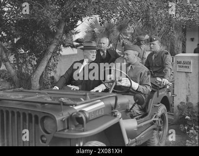 GRANDE CONFÉRENCE STRATÉGIQUE DES ALLIÉS EN AFRIQUE DU NORD : LE PRÉSIDENT ROOSEVELT RENCONTRE M. CHURCHILL. L'UNE DES CONFÉRENCES LES PLUS MARQUANTES DE CETTE GUERRE A COMMENCÉ LE 14 JANVIER 1943, PRÈS DE CASABLANCA, LORSQUE LE PRÉSIDENT ROOSEVELT ET M. CHURCHILL SE SONT RENCONTRÉS POUR ÉTUDIER TOUT LE CHAMP DE LA GUERRE, THÉÂTRE PAR THÉÂTRE. ILS ÉTAIENT ACCOMPAGNÉS PAR LES CHEFS D'ÉTAT-MAJOR DES DEUX PAYS. TOUTES LES RESSOURCES ONT ÉTÉ MOBILISÉES POUR L'EXÉCUTION ACTIVE ET CONCERTÉE DES PLANS ALLIÉS AVANT LA CAMPAGNE OFFENSIVE DE 1943. M. ROOSEVELT A ENSUITE DÉCRIT LA RÉUNION COMME LA RÉUNION DE "REDDITION INCONDITIONNELLE", C'EST-À-DIRE LA SURREND INCONDITIONNELLE Banque D'Images