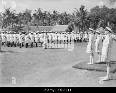 CEYLONESE RECRUTE UN TRAIN À L'ÉTABLISSEMENT ROYAL NAVAL AIRCRAFT. JANVIER 1944, MAHARAGMA, CEYLAN. - Le contre-amiral Rawlings prenant le salut à la marche passée Banque D'Images