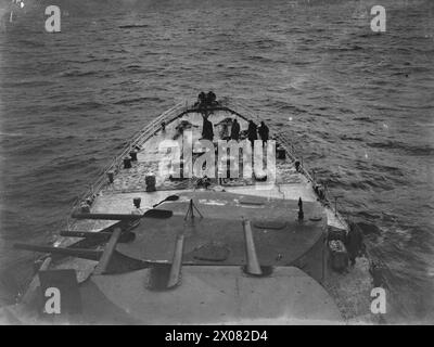 CONVOI EN RUSSIE, AVEC ESCORTE DE CROISEUR BRITANNIQUE SUR LA LIGNE DE VIE ARCTIQUE. DÉCEMBRE 1941, À BORD DU CROISEUR HMS SHEFFIELD. - Briser la glace loin des chaînes et du cabestan sur le fo'c'sle Banque D'Images