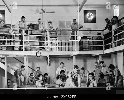 OPÉRATIONS DE LA ROYAL AIR FORCE EN EXTRÊME-ORIENT, 1941-1945. - Personnel de la RAF, de l'Indian Air Force et du corps auxiliaire des femmes (Inde) au travail dans la salle des opérations d'un quartier général du groupe dans le nord-est de l'Inde Banque D'Images