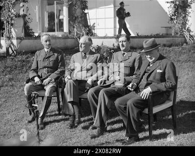 GRANDE CONFÉRENCE STRATÉGIQUE DES ALLIÉS EN AFRIQUE DU NORD : LE PRÉSIDENT ROOSEVELT RENCONTRE M. CHURCHILL. L'UNE DES CONFÉRENCES LES PLUS MARQUANTES DE CETTE GUERRE A COMMENCÉ LE 14 JANVIER 1943 PRÈS DE CASABLANCA, LORSQUE LE PRÉSIDENT ROOSEVELT ET M. CHURCHILL SE SONT RENCONTRÉS POUR ÉTUDIER TOUT LE CHAMP DE LA GUERRE, THÉÂTRE PAR THÉÂTRE. ILS ÉTAIENT ACCOMPAGNÉS PAR LES CHEFS D'ÉTAT-MAJOR DES DEUX PAYS. TOUTES LES RESSOURCES ONT ÉTÉ MOBILISÉES POUR L'EXÉCUTION ACTIVE ET CONCERTÉE DES PLANS DES ALLIÉS POUR LA CAMPAGNE OFFENSIVE DE 1943. M. ROOSEVELT A ENSUITE DÉCRIT LA RÉUNION COMME LA RÉUNION DE "REDDITION INCONDITIONNELLE", PAR LAQUELLE IL ENTENDAIT QUE LE SUR INCONDITIONNEL Banque D'Images