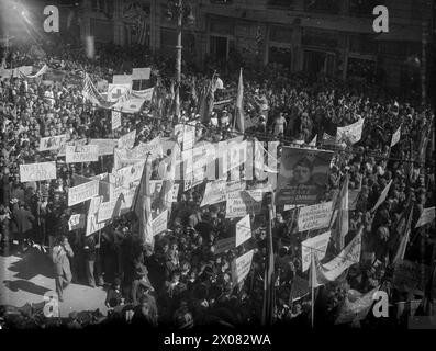 Les troupes britanniques, escortées par quatre croiseurs et destroyers sous le commandement du contre-amiral J.M. Mansfield, ainsi que des unités de la Royal Hellenic Navy, débarquent au Pirée et se rendent à Athènes en octobre 1944. Les civils ont célébré le retour du gouvernement grec dans les rues. Banque D'Images