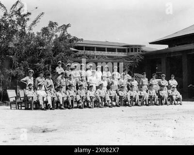 SERVIR DANS L'EST. MARS 1945, À BORD DU PORTE-AVIONS D'ESCORTE HMS EMPRESS ET DANS UNE BASE AÉRIENNE DE LA ROYAL NAVY À COLOMBO, CEYLAN. LE PERSONNEL D'ARMEMENT AÉRIEN DE LA FLOTTE SERVANT DANS L'EST. - Fleet Air Arm et officiers de la RAF à un aérodrome naval dans le Commandement de l'Asie du Sud-est. De gauche à droite : rangée arrière : sous-lieutenant (A) chauffeur ; sous-lieutenant Robinson ; sous-lieutenant Jackson ; sous-lieutenant Davies ; lieutenant Alsop; sous-lieutenant Bailey ; et lieutenant de vol Robinson. Rangée du milieu : sous-lieutenant Hardy ; sous-lieutenant Robinson ; sous-officier Riggs ; sous-lieutenant (A) Dixon ; sous-lieutenant (A) Kingham ; sous-lieutenant (A) Wallis ; sous-lieutenant Quick ; sous-lieutenant Boothroyd ; sous-lieutenant (A) général Banque D'Images