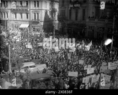 Les troupes britanniques escortées par quatre croiseurs et destroyers, ainsi que la Royal Hellenic Navy, débarquent au Pirée et se rendent à Athènes du 16 au 19 octobre 1944. Banque D'Images