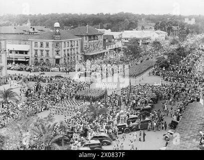 CÉLÉBRATIONS DE LA JOURNÉE DE la VJ, 15 AOÛT 1945 - Un défilé de 5 000 soldats faisait partie des célébrations de la Journée de la VJ à Nairobi. La photo montre : le défilé vu du toit d'un grand bâtiment dans l'avenue Delamere Banque D'Images